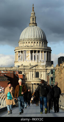 Les gens marcher sur le pont du millénaire en fin d'après-midi de soleil, en face de la Cathédrale St Paul à Londres. Banque D'Images