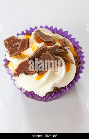 Cadbury Crème Cupcake oeuf isolé sur fond blanc Banque D'Images