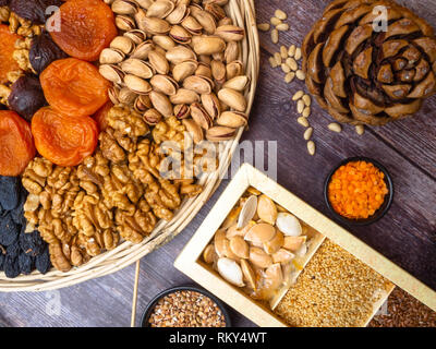Ingrédients ou produits contenant du zinc et de fibres alimentaires sur tableau blanc, les sources naturelles de minéraux, de style de vie sain et nutrition on wooden backg Banque D'Images