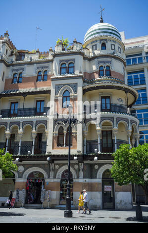 Les touristes à l'extérieur du bâtiment Adriatica, Avenida de la Constitucion, Sevilla, Espagne Banque D'Images