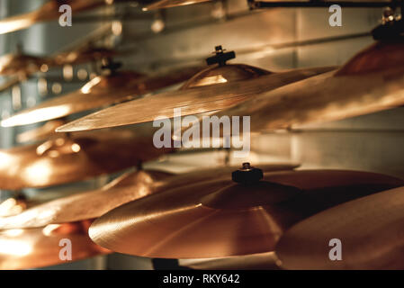 Le choix d'un ensemble de batterie. Vue rapprochée de plusieurs cymbales tambour d'or dans un magasin de musique. Music concept. Instrument de musique Banque D'Images