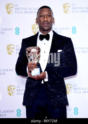 Mahershala Ali avec son meilleur acteur dans un rôle de soutien Bafta de Livre vert dans la salle de presse à la 72e British Academy Film Awards s'est tenue au Royal Albert Hall, Kensington Gore, Kensington, Londres. Banque D'Images