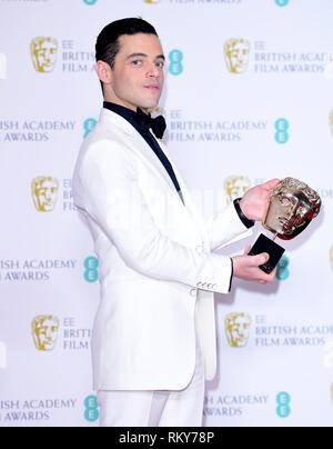 Rami Malek avec son meilleur acteur dans un premier rôle pour Bohemian Rhapsody dans la salle de presse à la 72e British Academy Film Awards s'est tenue au Royal Albert Hall, Kensington Gore, Kensington, Londres. Banque D'Images