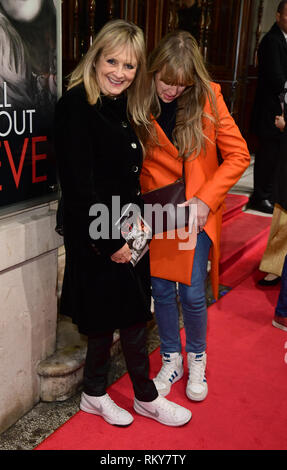 Twiggy et fille Carly arrivant pour la soirée d'ouverture de All About Eve avec Gillian Anderson et Lily James au Noel Coward Theatre, Londres Centre. Banque D'Images