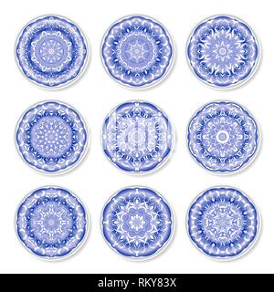 Ensemble d'assiettes décoratives avec un motif bleu circulaire, vue du dessus. Arrière-plan blanc. Vector illustration. Illustration de Vecteur