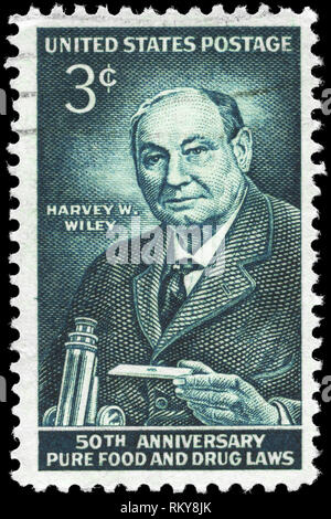 USA - VERS 1956 : timbre imprimé aux États-Unis présente le portrait d'un Harvey W. Wiley (1844-1930), consacrée à l'état pur 50e anniversaire des lois sur les aliments et drogues, cir Banque D'Images