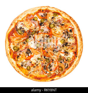 Délicieuse pizza mexicain classique avec bacon, champignons, poivrons, oignons, tomates, fromage et Jalapenos isolé sur fond blanc Banque D'Images