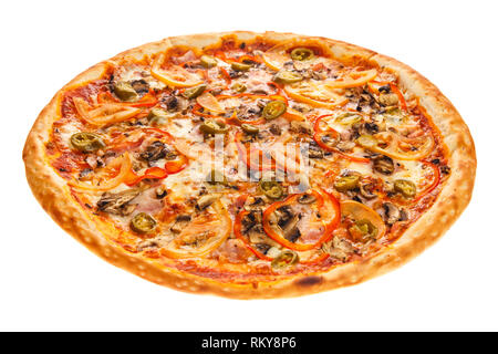 Délicieuse pizza mexicain classique avec bacon, champignons, poivrons, oignons, tomates, fromage et Jalapenos isolé sur fond blanc Banque D'Images