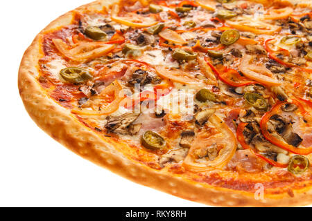 Partie de délicieuses pizza mexicain classique avec bacon, champignons, poivrons, oignons, tomates, fromage et Jalapenos isolé sur fond blanc Banque D'Images
