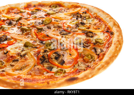 Partie de délicieuses pizza mexicain classique avec bacon, champignons, poivrons, oignons, tomates, fromage et Jalapenos isolé sur fond blanc Banque D'Images