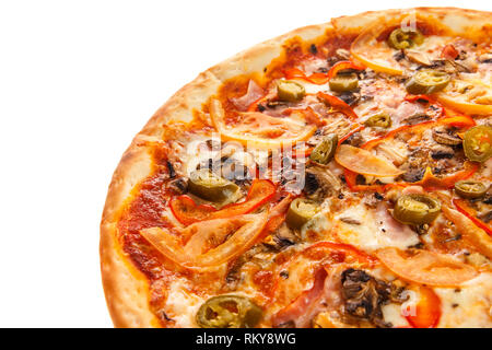 Partie de délicieuses pizza mexicain classique avec bacon, champignons, poivrons, oignons, tomates, fromage et Jalapenos isolé sur fond blanc Banque D'Images