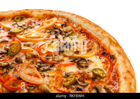 Partie de délicieuses pizza mexicain classique avec bacon, champignons, poivrons, oignons, tomates, fromage et Jalapenos isolé sur fond blanc Banque D'Images