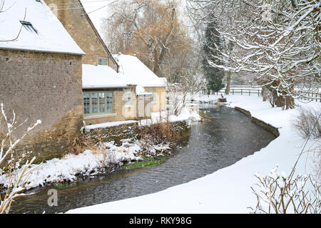 Winson mill et la rivière colne dans la neige de l'hiver. Coln St Dennis, Cotswolds, Gloucestershire, Angleterre Banque D'Images