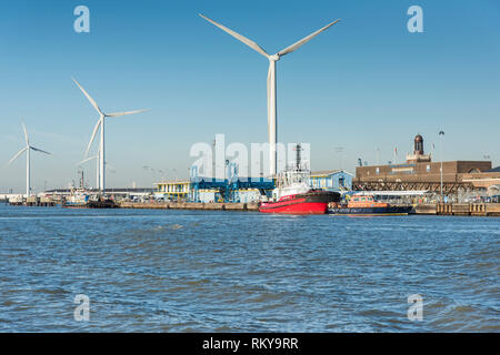 Éoliennes dans le port de Tilbury sur la Tamise. Banque D'Images