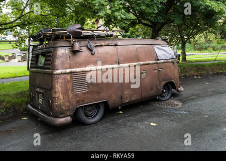 Un rat look vintage Volkswagen camper van garé au bord de la route. Banque D'Images