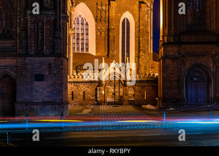 Église de Saint François et de Saint Bernard (Bernardine Church) avec porte d'entrée et la tour du clocher, sur la gauche - l'église Sainte-Anne. Au soir d'hiver, dans Viln Banque D'Images