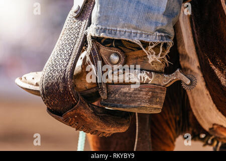 Close-up of cowboy boot avec éperon attaché dans un étrier. Banque D'Images