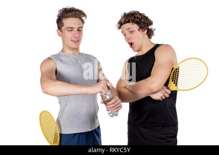 Deux beaux mâles isolées jouer au tennis Banque D'Images