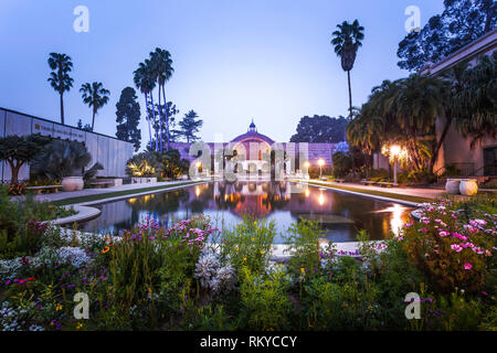 Tôt le matin, vue sur l'étang aux nénuphars et bâtiment botanique dans Balboa Park à San Diego en Californie. Banque D'Images
