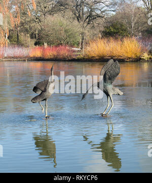 Sculptures de la grue sur le lac en hiver à RHS Wisley Garden, Surrey Banque D'Images