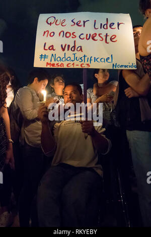 Man in wheelchair with poster : 'qu'être un leader ne nous coûte pas notre vie'. Le 6 juillet 2018, une veillée a eu lieu dans 25 villes de Colombie et le w Banque D'Images