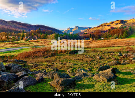 Une vue ensoleillée d'automne de Great Langdale Village dans la vallée de Langdale dans le Lake District. Banque D'Images