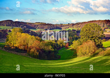 Un automne vue sur la campagne vallonnée près de Wotton-under-edge dans les Cotswolds. Banque D'Images