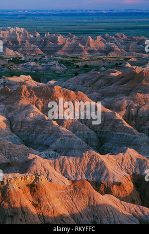 Badlands au coucher du soleil de Sage Creek donnent sur le bassin ; Badlands National Park (Dakota du Sud). Banque D'Images