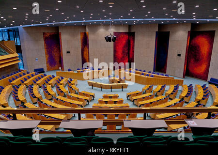 Large vue de l'intérieur de la salle plénière vide de la Chambre des représentants vu de la place publique où les journalistes et grand public résident Banque D'Images