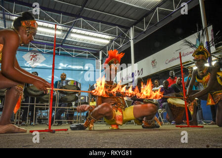 Limbo dance à Invaders Yard Pan steel drum performance, Port of Spain, Trinidad, l'île de Trinité-et-Tobago. Banque D'Images