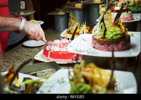 Rangées de délicieux desserts à la recherche dans de beaux arrangements. Bonbons à table de banquet - Photo prise lors d'événement, traiteur Hotel Sharm el-Sheikh, Egypte Banque D'Images