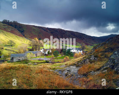 Une vue d'hiver de l'hameau éloigné dans l'Watendlath Cumbrian Fells. Banque D'Images