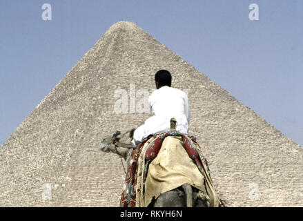 Gizeh, Egypte- Septembre 18, 2015 ; Camel rider à pyramides de Gizeh en Egypte avec ciel bleu clair Banque D'Images