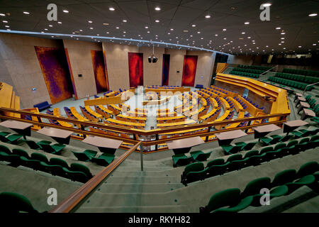 Large vue de l'intérieur de la salle plénière vide de la Chambre des représentants vu de la place publique où les journalistes et grand public résident Banque D'Images