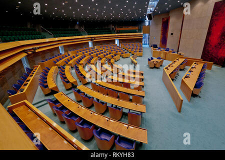 Large vue de l'intérieur de l'ensemble vide salle plénière de la Chambre des représentants vu depuis le côté droit Banque D'Images
