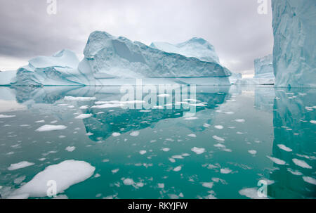 Les icebergs reflètent dans les eaux calmes de Rode Fjord. Banque D'Images