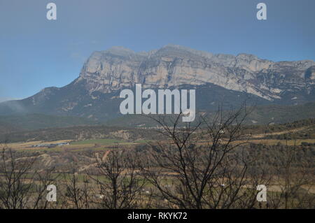 Belle vue de la Peña Montañesa sur les toits d'Ainsa En Sobrarbe voyages, les paysages, la nature. 26 Décembre, 2014. Ainsa, Huesca, Aragon. Banque D'Images