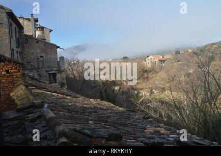 Belle vue sur la Villa d'Ainsa à partir de l'un de ses toits. Voyages, paysages, architecture. 26 Décembre, 2014. Ainsa, Huesca, Aragon. Banque D'Images