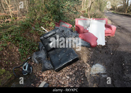 Fly-dépôt des déchets ménagers et des meubles, Iver Heath près de Slough. Banque D'Images