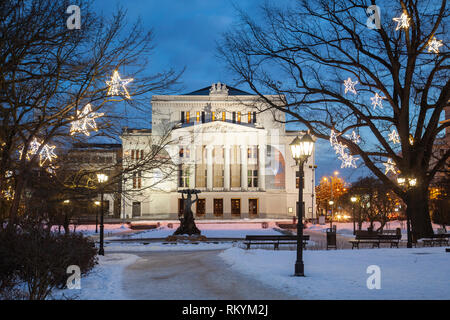 Soirée d'hiver à l'Opéra de Riga. Banque D'Images