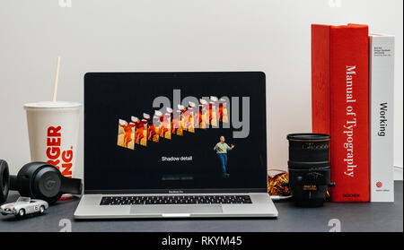 Londres - le 13 septembre 2018 : site internet sur les ordinateurs Apple 15 pouces rétine MacBook 2018 dans prix de l'environnement mettant en vedette Max Xs iPhone Keynote R à Cupertino d'ombre dans photos Banque D'Images