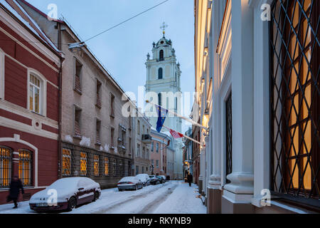 Soirée d'hiver à l'église Saint John's, dans la vieille ville de Vilnius. Banque D'Images