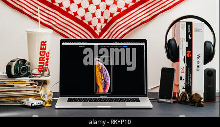 Londres, UK - Oct 13, 2018 : Creative room table avec Safari Navigateur ouvert sur l'ordinateur portable MacBook Pro Apple site vitrine ordinateurs dernier iPhone Xs et XS Max Banque D'Images