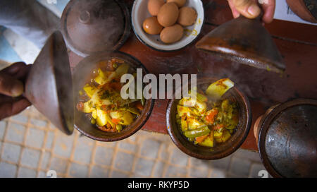 Marché alimentaire de la rue tajine à la place Jemaa el-Fna à Marrakech au Maroc. Banque D'Images