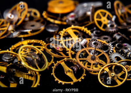 Roues pignons cogs Vintage collection sur fond noir Banque D'Images