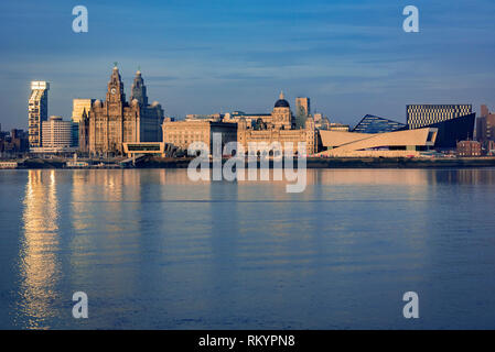Front de mer de Liverpool se reflétant dans les début de l'automne soleil sur une rivière calme Mersey. Régions nord-ouest de l'Angleterre. Banque D'Images
