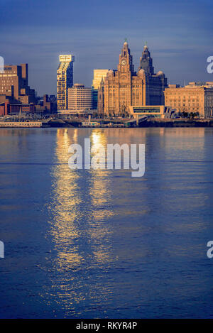 Front de mer de Liverpool se reflétant dans les début de l'automne soleil sur une rivière calme Mersey. Régions nord-ouest de l'Angleterre. Banque D'Images