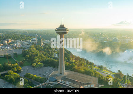 Vue aérienne de la tour Skylon et le magnifique Niagara Falls au Canada Banque D'Images
