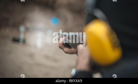 L'entraînement au tir de fusil de combat. Des armes, des armes à feu et d'action de la pompe de saupoudrage. Plage de prise de Banque D'Images