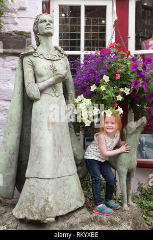 Enfant avec la statue de la femme sage de Wookey Hole à Glastonbury, Royaume-Uni (par artiste Phillipa Bowers) Banque D'Images